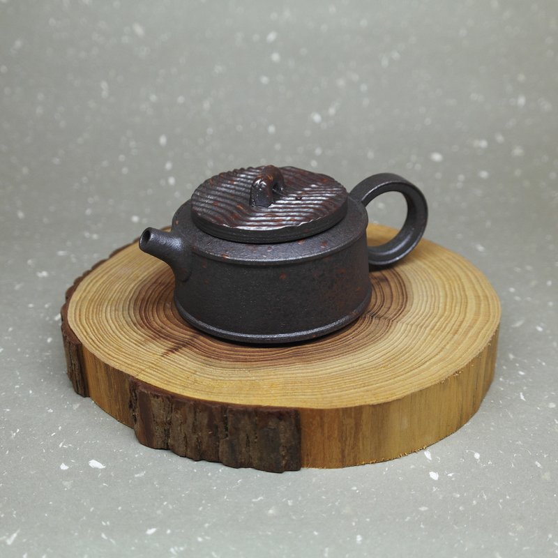 玄寂銹鐵 短口罐型 正把茶壺 手作陶藝 茶道具 - 茶壺/茶杯/茶具 - 陶 黑色