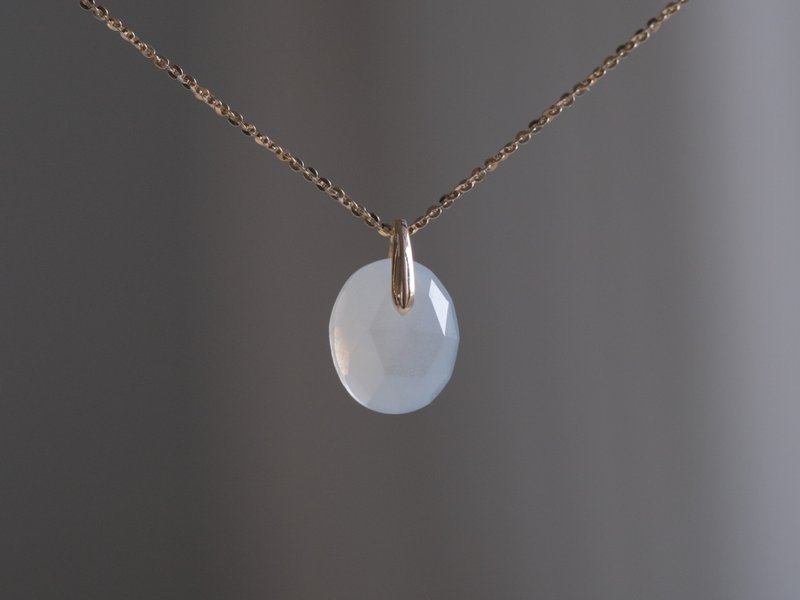 White moon stone necklace charm K10YG - สร้อยคอ - เครื่องเพชรพลอย ขาว