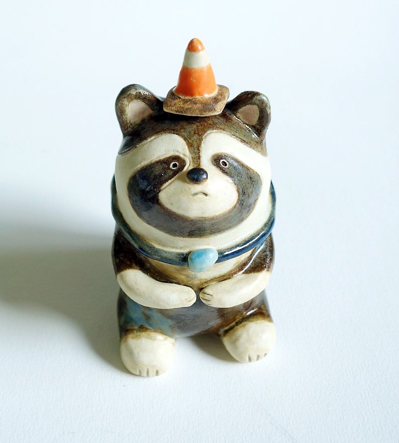Hand-feeling pottery/Raccoon as stable as Mount Tai: Safe entry and exit - ของวางตกแต่ง - ดินเผา หลากหลายสี