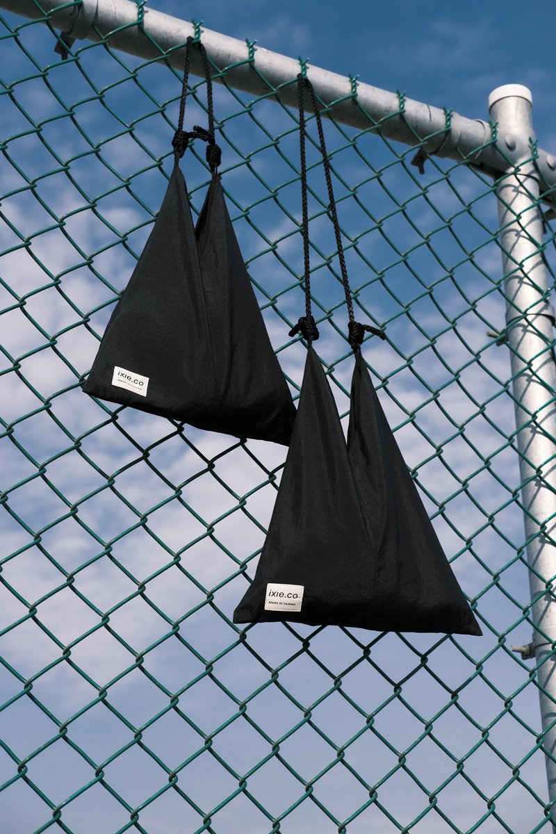 Black tie triangle bag - กระเป๋าแมสเซนเจอร์ - ไนลอน สีดำ