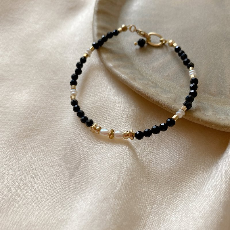 Black agate pearls brass bracelet - สร้อยข้อมือ - เครื่องเพชรพลอย หลากหลายสี