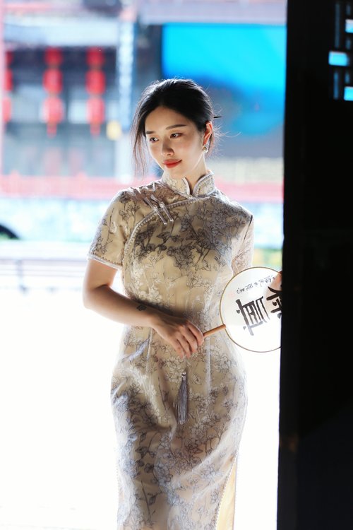 エレガントなチャイナドレス手縫いパールトリムオートクチュール