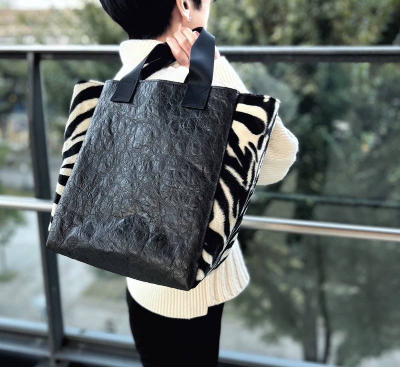 [Tokyo Made] Zebra Print Faux Fur / Specialty Material Eco Tote Bag Black / M - 手袋/手提包 - 防水材質 黑色