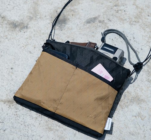 DOUGHNUT - 來自香港的包包設計品牌 【 DOUGHNUT 】STREET-SMART 經典款 側背小包 隨身 防潑水/卡其