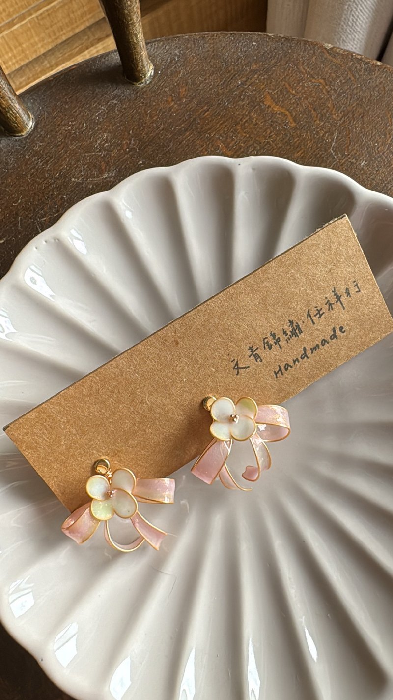 Temperament small flower bow earrings Clip-On style pink - ต่างหู - วัสดุอื่นๆ 