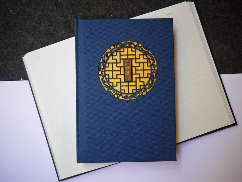 客製商品 雷射雕刻 蟠龍-檜木窗櫺精裝筆記書 可雕刻文字姓名 - 筆記本/手帳 - 紙 藍色