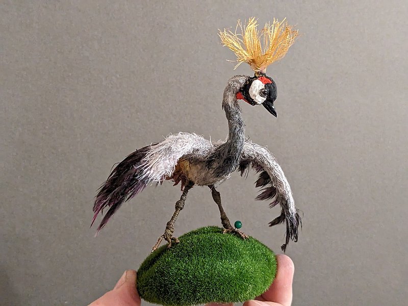 Crowned Crane -8 cm without crown, 10 cm - with crown.  A beautiful bird - ตุ๊กตา - วัสดุอื่นๆ สีเทา
