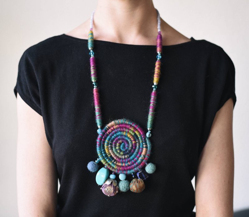 Elegant handmade neckless, unique beaded necklaces - 項鍊 - 棉．麻 紅色