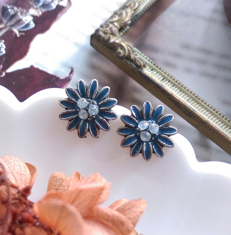 Vintage Jewelry 西洋古董飾品 小巧 小雛菊 小花卉 針式耳環 - 耳環/耳夾/耳骨夾 - 其他材質 白色