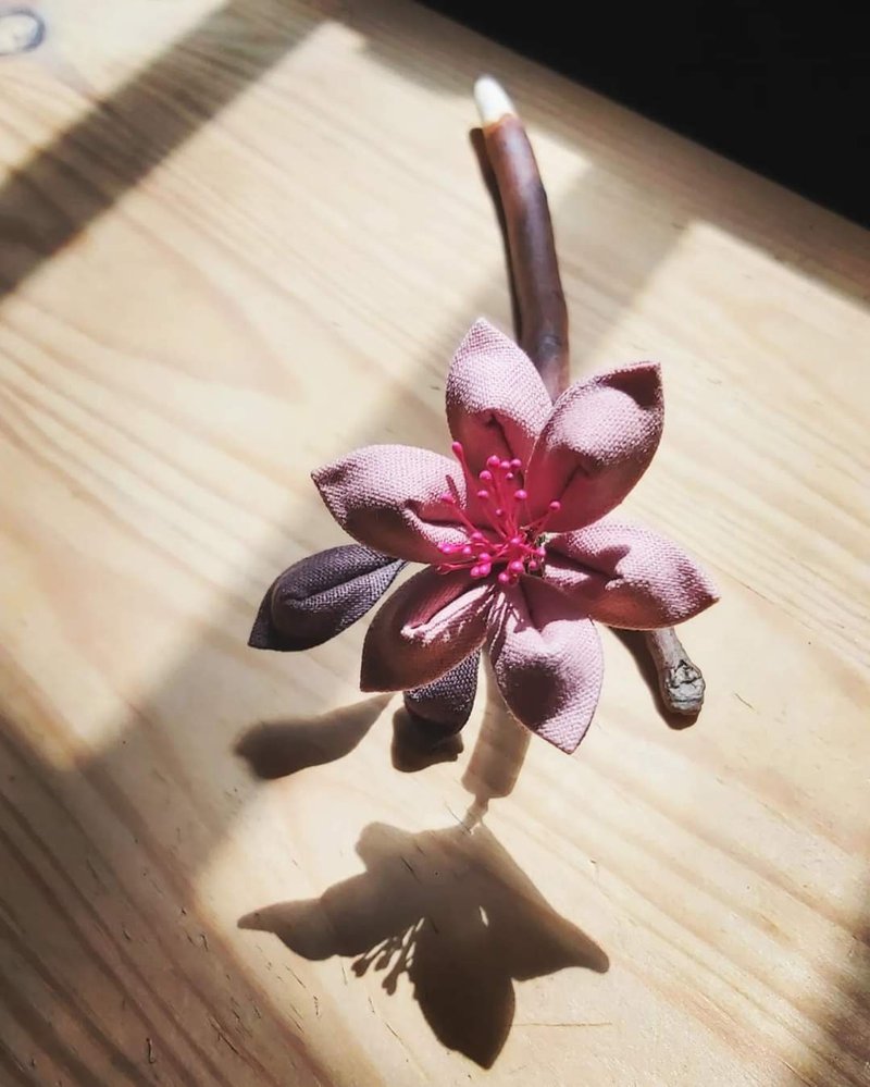 髮簪/花簪/木簪/樟木/和風布花/細工花/つまみ細工/二十四節氣 - 髮夾/髮圈 - 木頭 粉紅色