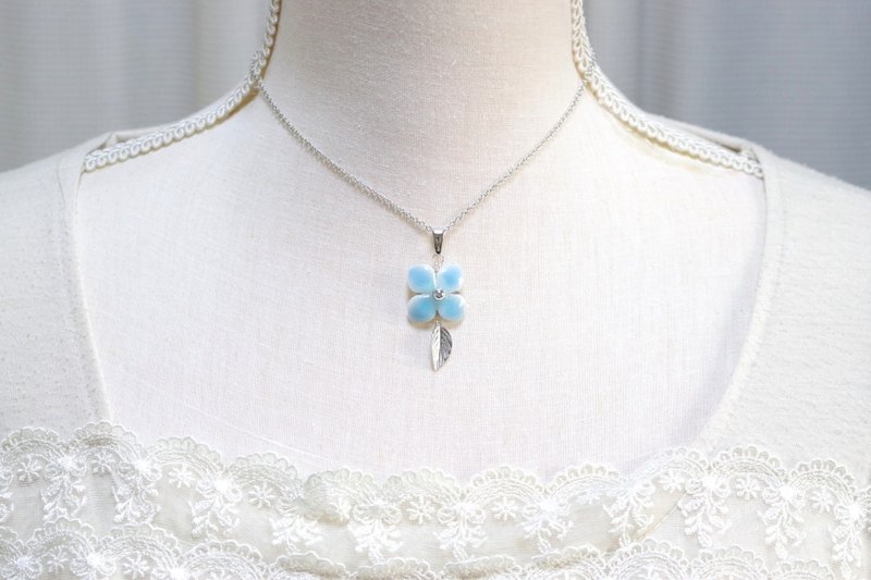クレイアート　陶器風の紫陽花と葉っぱチャームのペンダント・枯れぬ花 - 項鍊 - 黏土 藍色