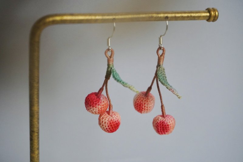 [Autumn and winter new fashion] Yuansen's hand-made cherry micro-hook earrings can be changed to ear clips - Earrings & Clip-ons - Thread Pink
