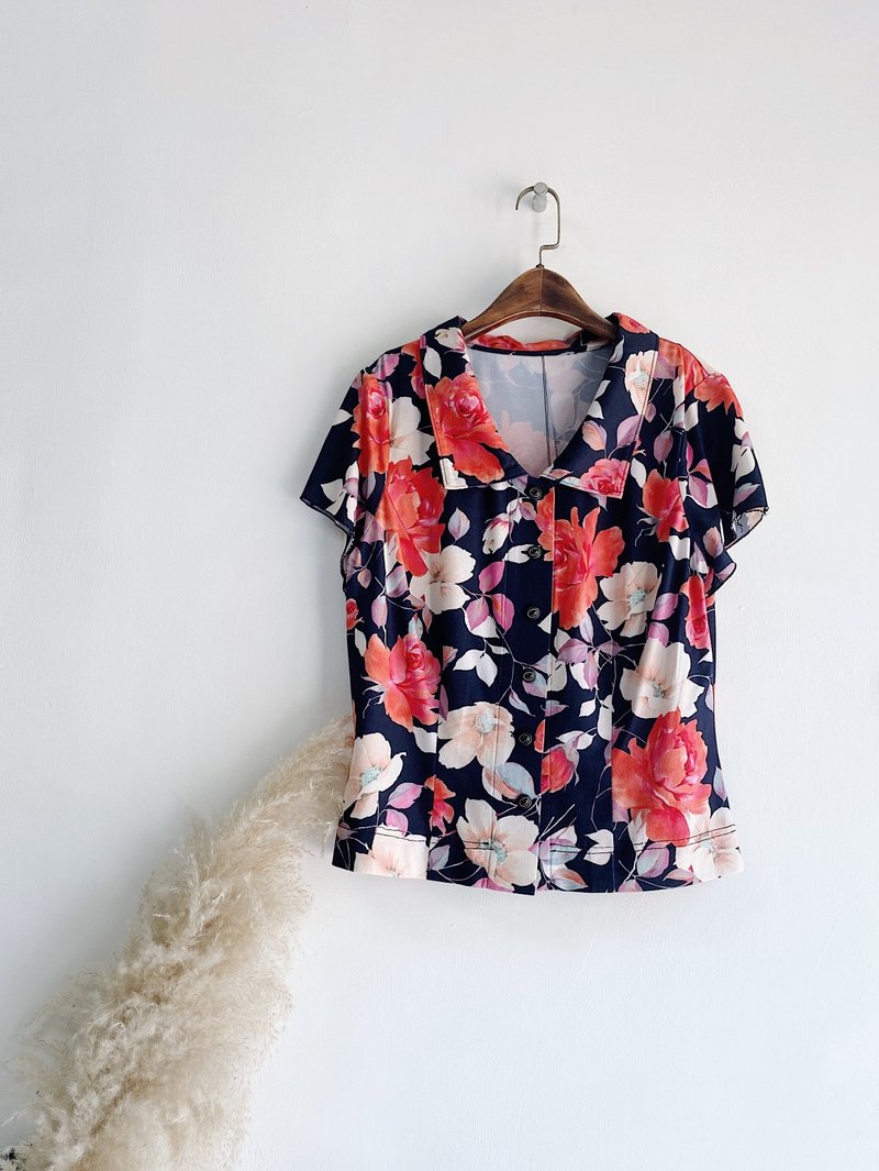 黑底古典印花大翻領悠揚少女 古著彈性纖維襯衫上衣vintage Shirt - 女上衣/長袖上衣 - 聚酯纖維 多色