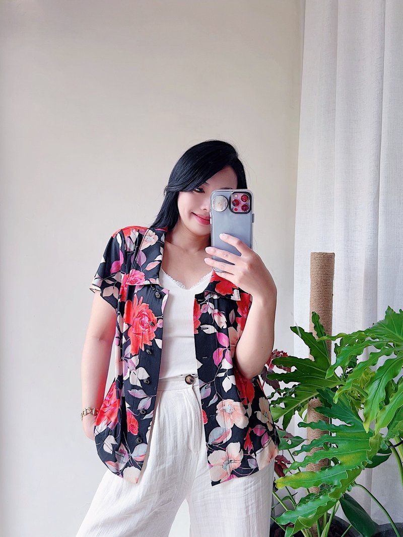 黑底古典印花大翻領悠揚少女 古著彈性纖維襯衫上衣vintage Shirt - 女上衣/長袖上衣 - 聚酯纖維 多色
