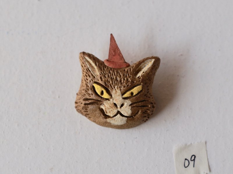 Cat going to the party! broach - Brooches - Pottery Brown