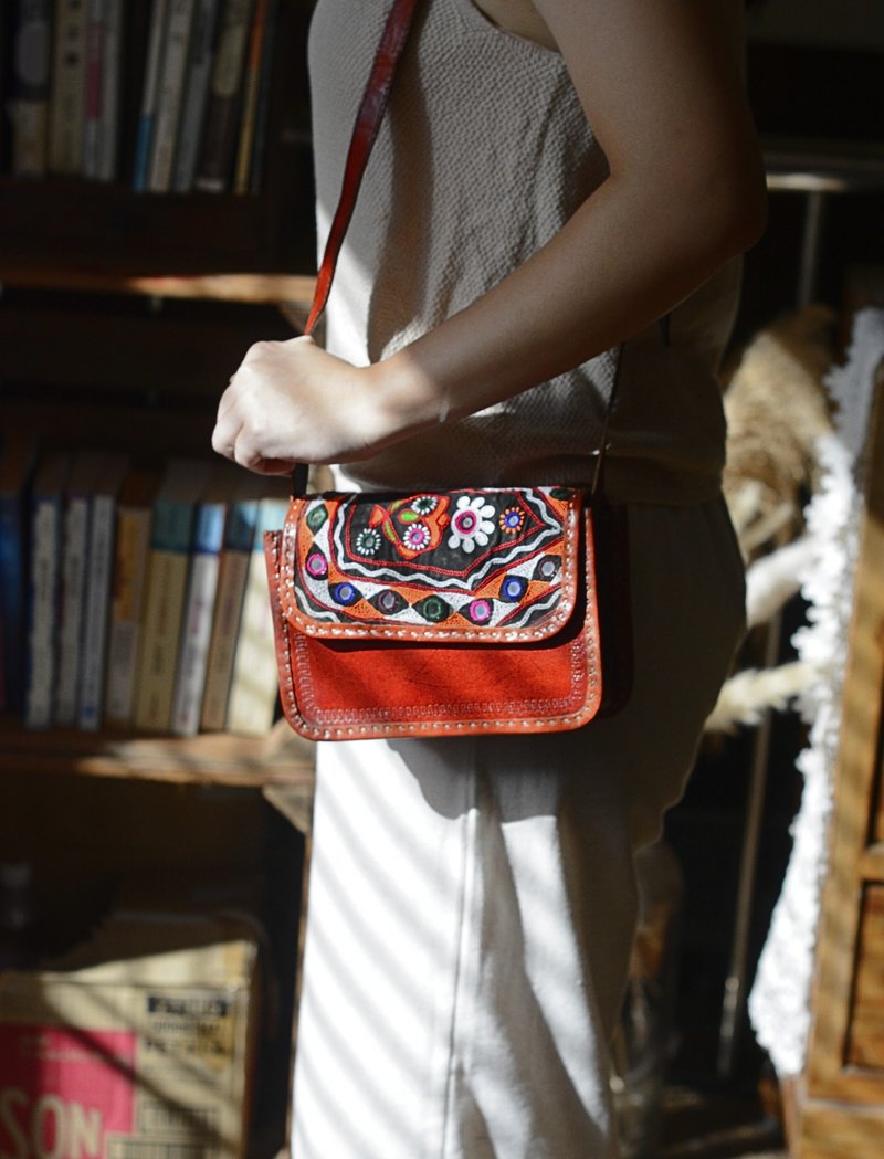 印度Ahir阿希爾手工刺繡皮革民族風斜挎小方包 - 側背包/斜背包 - 真皮 多色