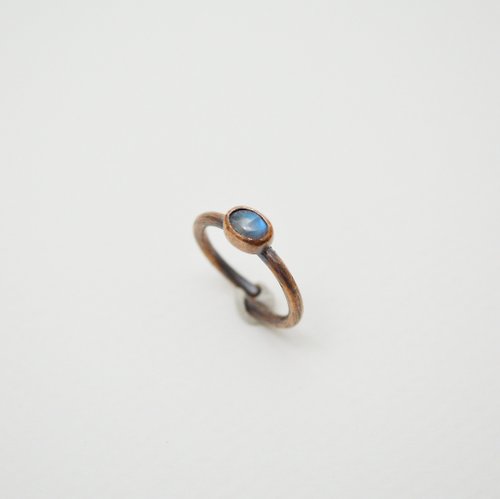 Ji Moi 簡單小石系列-月光石‧紅銅硫化染黑開放式戒指