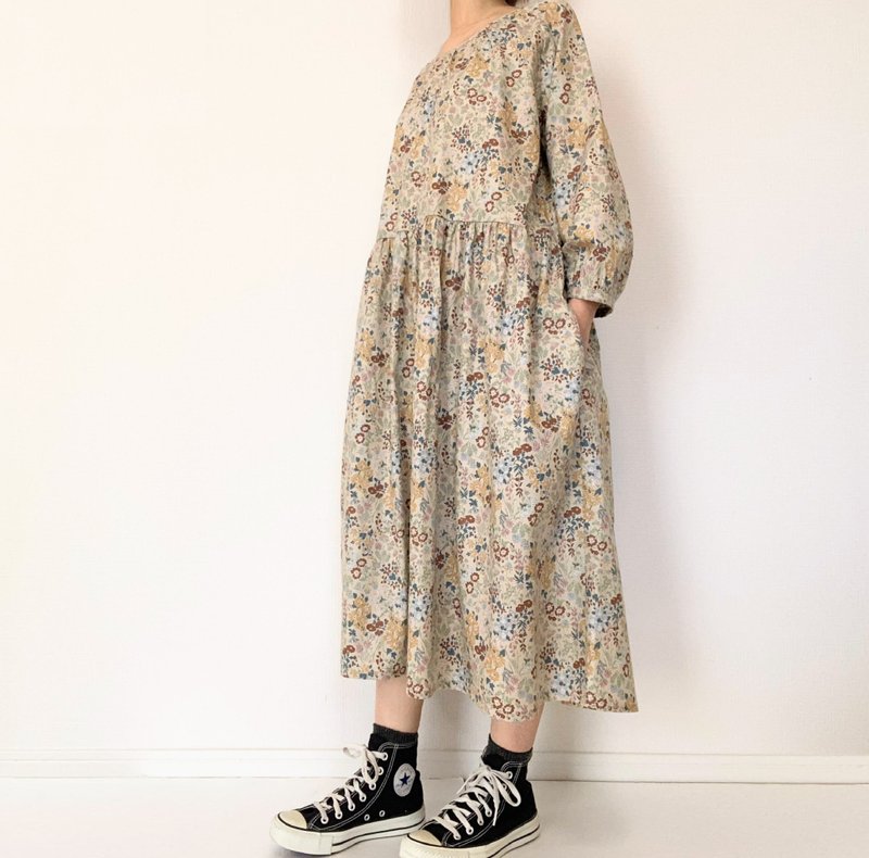 wildflower pattern　long sleeve dress 　Floral　Cotton 　with pocket　beige - ชุดเดรส - ผ้าฝ้าย/ผ้าลินิน สีนำ้ตาล