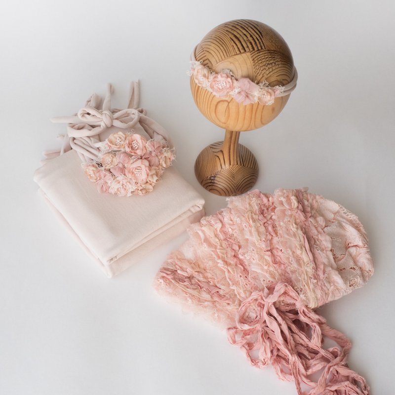 Newborn photo prop set: lace bonnet, headband - เครื่องประดับ - งานปัก สึชมพู