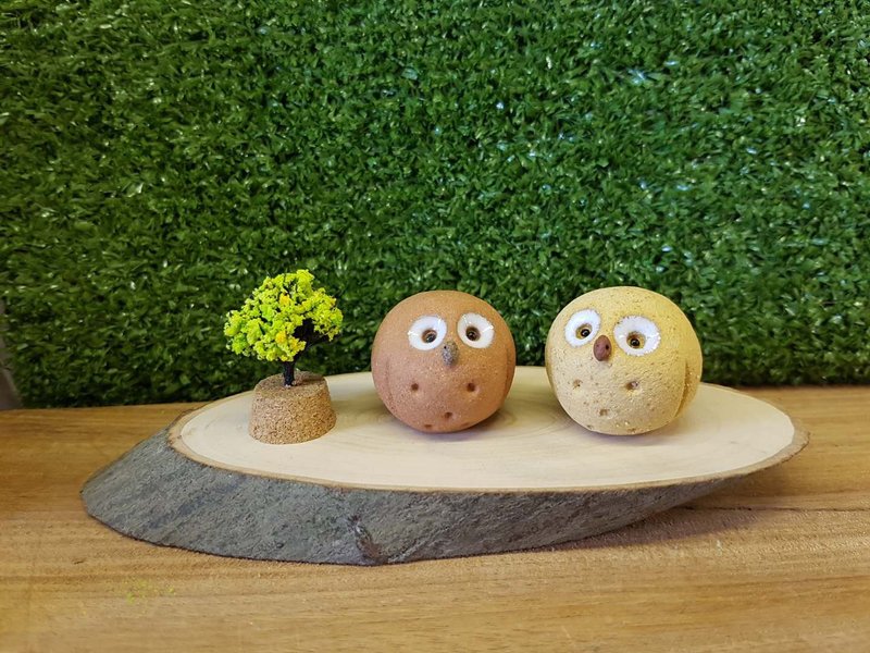 【貓頭鷹村 Owls Village】陶手作蛋蛋貓頭鷹/2大含木座小樹 - 擺飾/家飾品 - 陶 黃色