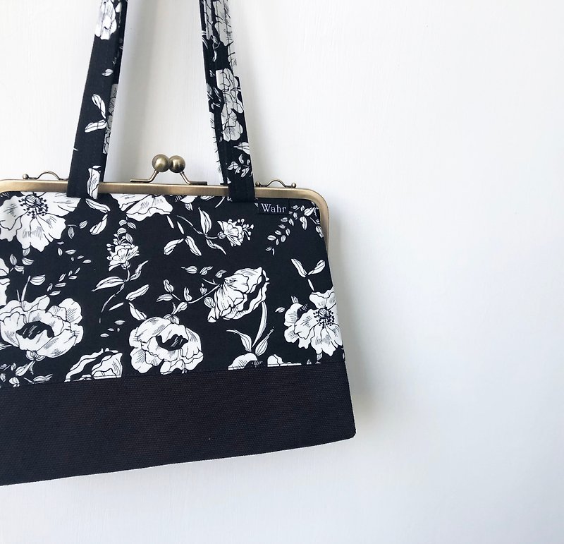 Black flowers clasp frame bag/with chain/ cosmetic bag / shoulder bag - กระเป๋าคลัทช์ - ผ้าฝ้าย/ผ้าลินิน สีดำ