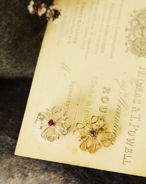 英国製ビンテージブローチ⑦ アンティーク ヴィンテージ ゴールドとシルバーのレース文字 A ライン