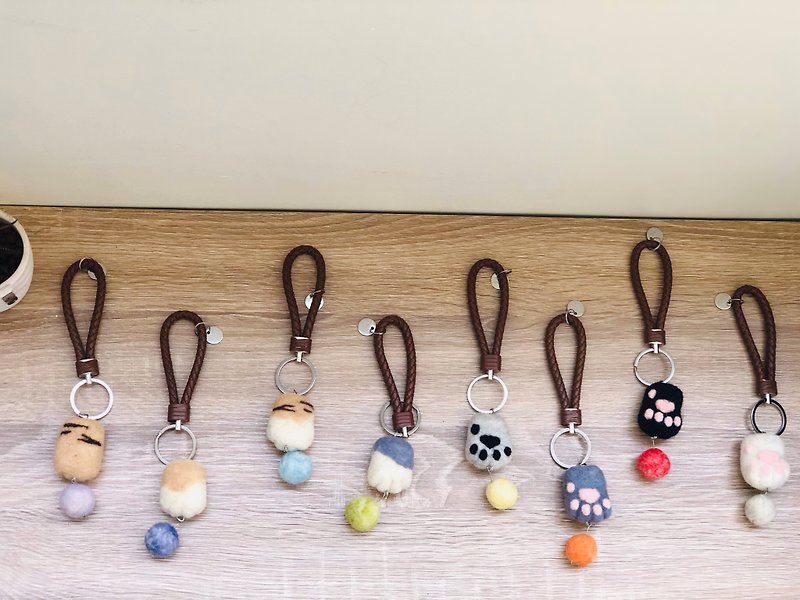 Playing ball cat hands - wool felt cat palm key ring cat palm cat meat ball can be customized - Keychains - Wool Multicolor