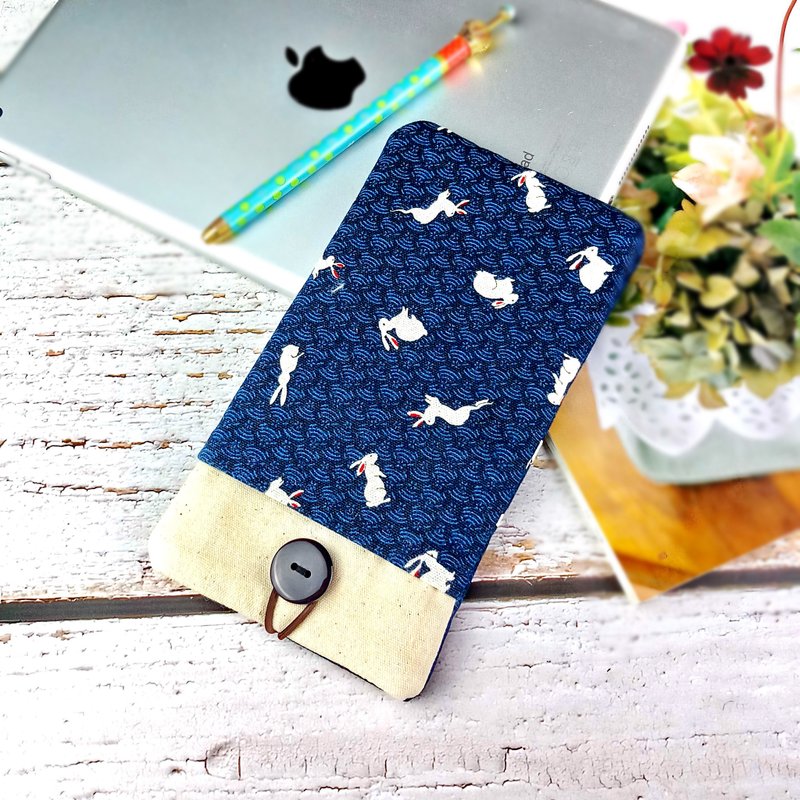 客製化電話包 手機袋 手機保護布套例如 iPhone 和風兔子 (M-069) - 手機殼/手機套 - 棉．麻 藍色