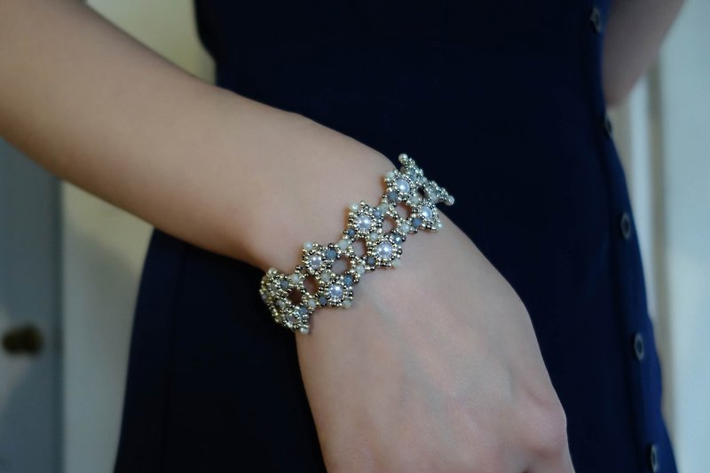 【Glory of the Snow】Bracelet - Handmade Beaded Jewelry - สร้อยข้อมือ - โลหะ สีเงิน