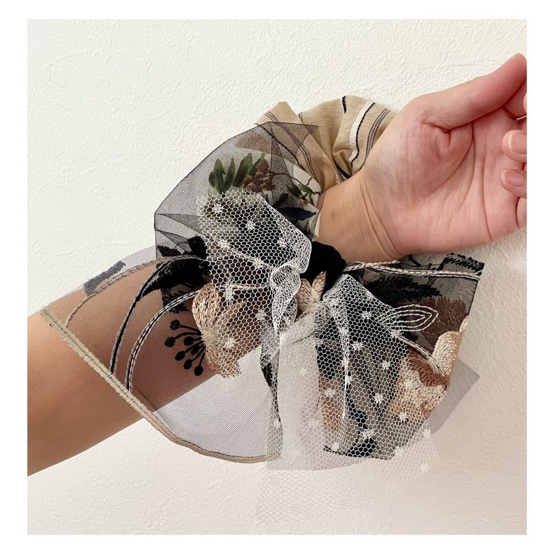 Sustainable Shushu with ribbon - 髮夾/髮圈 - 其他材質 白色