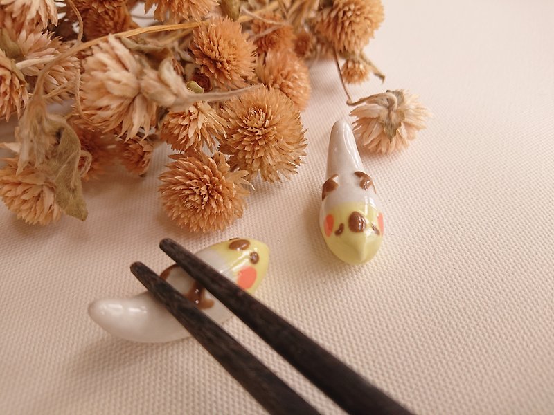 Hey! Bird friend! Huang Huaxuanfeng lying down on the chopstick rest - Chopsticks - Porcelain Yellow