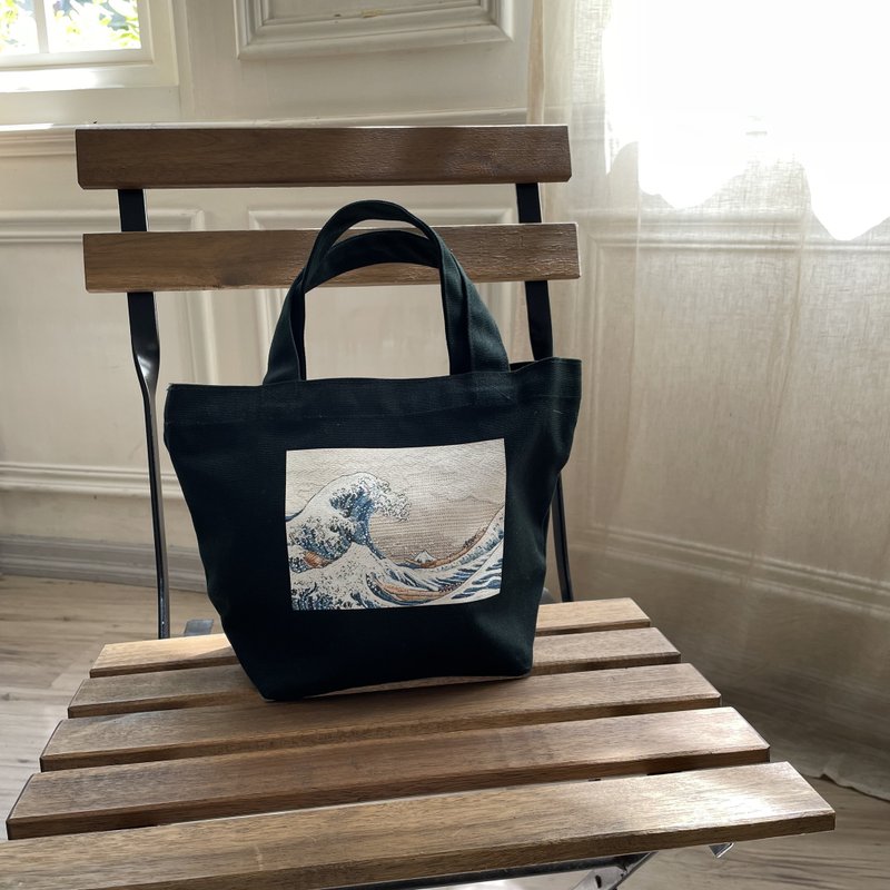 Lunch box Size Ukiyoe tote bag, Ukiyoe - Hokusai's big wave - กระเป๋าถือ - ผ้าฝ้าย/ผ้าลินิน สีดำ