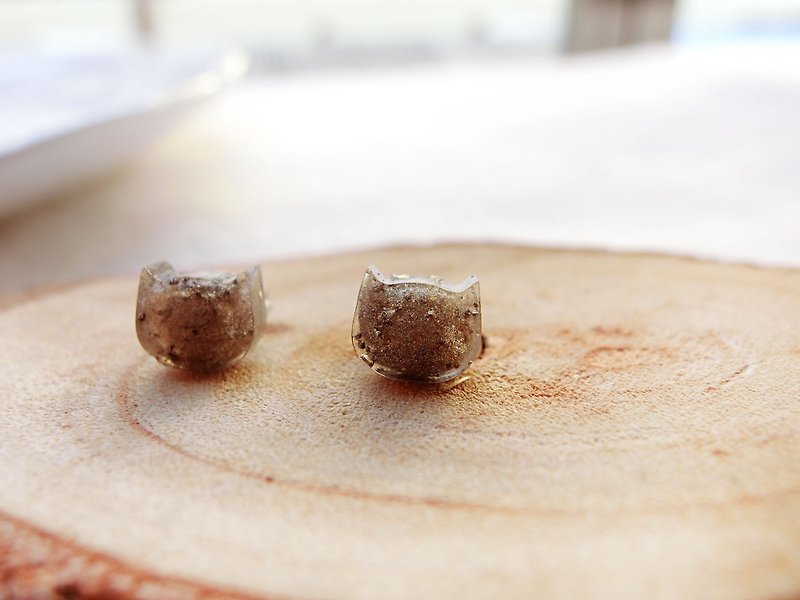 [Art] champagne shell cat earrings - ต่างหู - อะคริลิค สีกากี