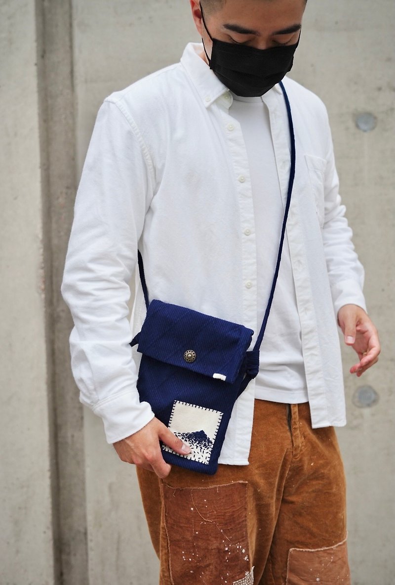 Indigo dyed handmade Japanese Mount Fuji embroidered kendo uniform cross-body bag - กระเป๋าเครื่องสำอาง - ผ้าฝ้าย/ผ้าลินิน 