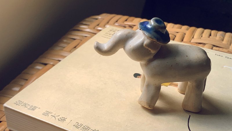 手塑白陶阿醜藍色帽子大象 - 公仔/玩偶 - 陶 白色