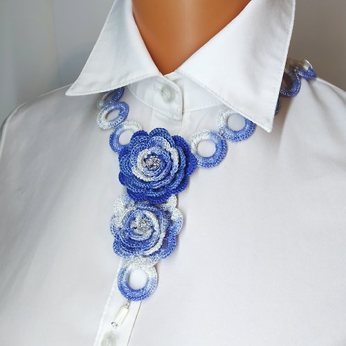 Alternative Crochet Boutique 藍色花項鍊鉤針編織。 花卉項鍊手工編織。