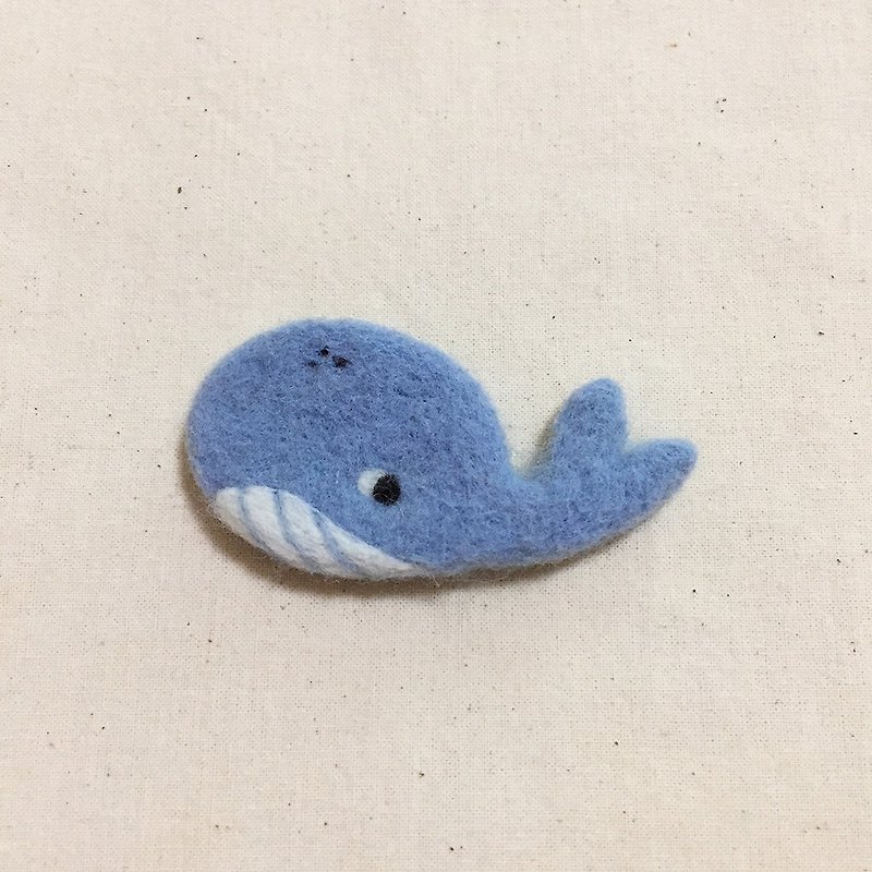 Cute pin brooch hand made wool felt gift handmade gift blue whale - เข็มกลัด - ขนแกะ สีน้ำเงิน