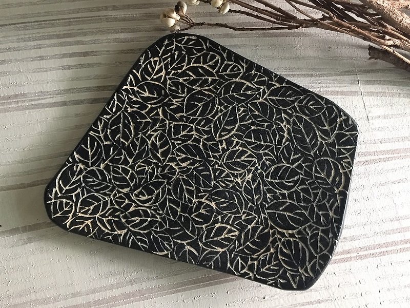 Irregular leaves engraved hand engraved plate _ pottery plate - จานเล็ก - ดินเผา สีดำ