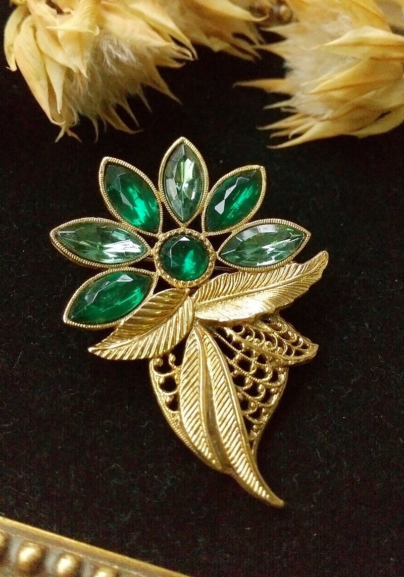 西洋古董飾品。1928  優美綠萊茵花朵金葉別針 - 徽章/別針 - 其他金屬 金色