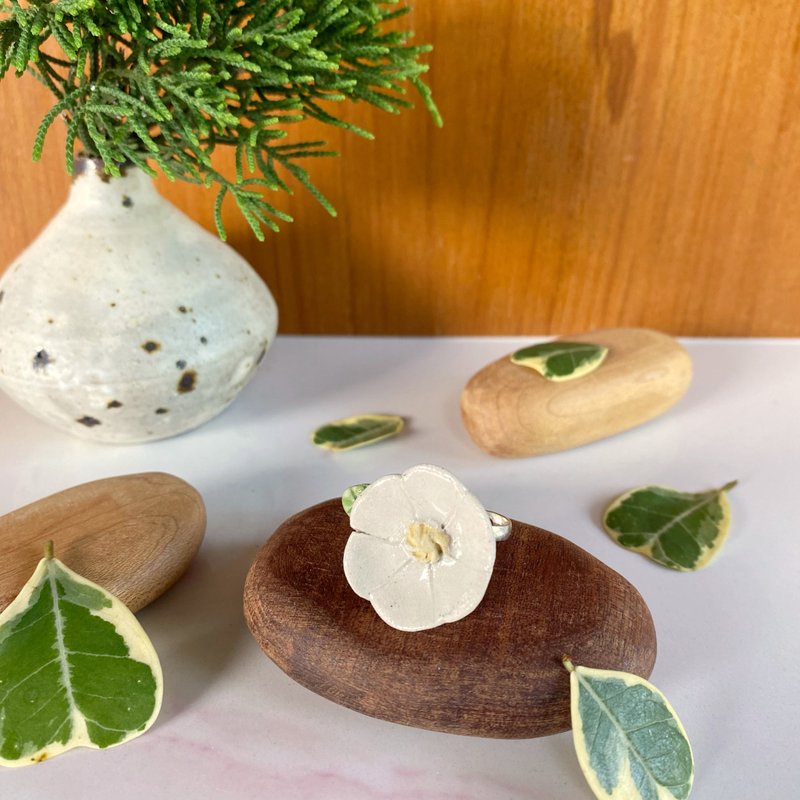 Flower Ring/ Ceramic / jewelry - 戒指 - 陶 白色