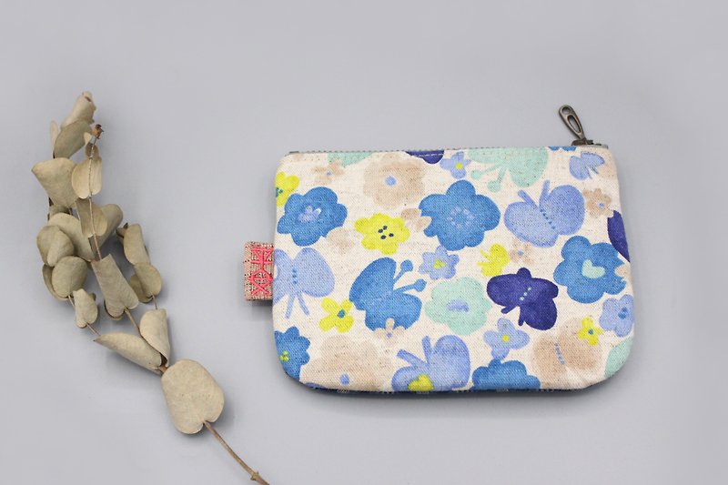 Peaceful little bag - butterfly in blue garden, double-sided two-color small purse - กระเป๋าใส่เหรียญ - ผ้าฝ้าย/ผ้าลินิน สีน้ำเงิน