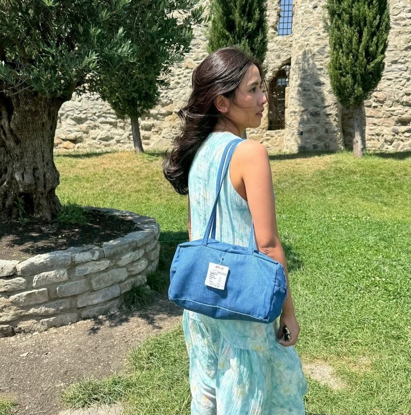 Wyllabrand กระเป๋าผ้ายีนส์ Brioche bag สี Medium roasted - กระเป๋าถือ - วัสดุอื่นๆ สีน้ำเงิน