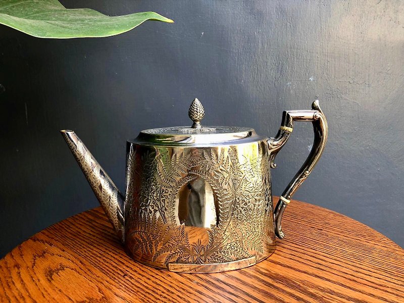 British antique silver-plated carved teapot for display decoration - ของวางตกแต่ง - เงิน 