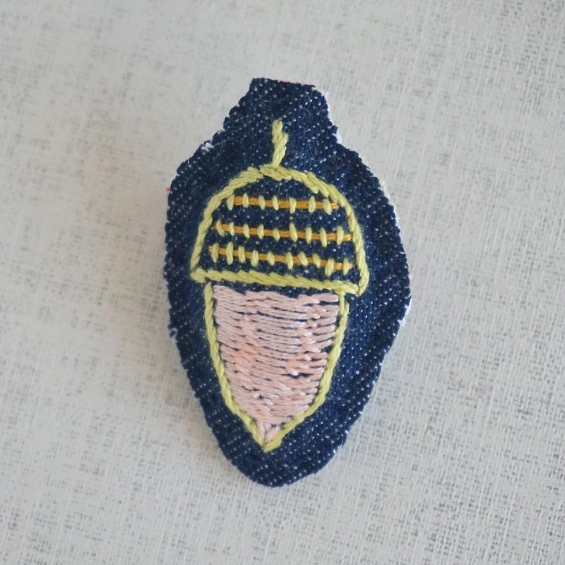 Hand embroidery broach "Acorn 2" - เข็มกลัด - ผ้าฝ้าย/ผ้าลินิน สึชมพู