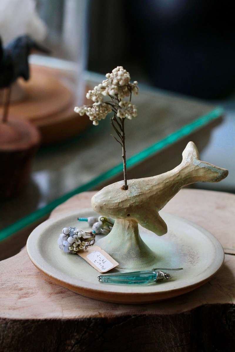 Hand-squeezed ceramic beige whale jewelry tray/ incense sticks tray - จานและถาด - ดินเผา สีทอง