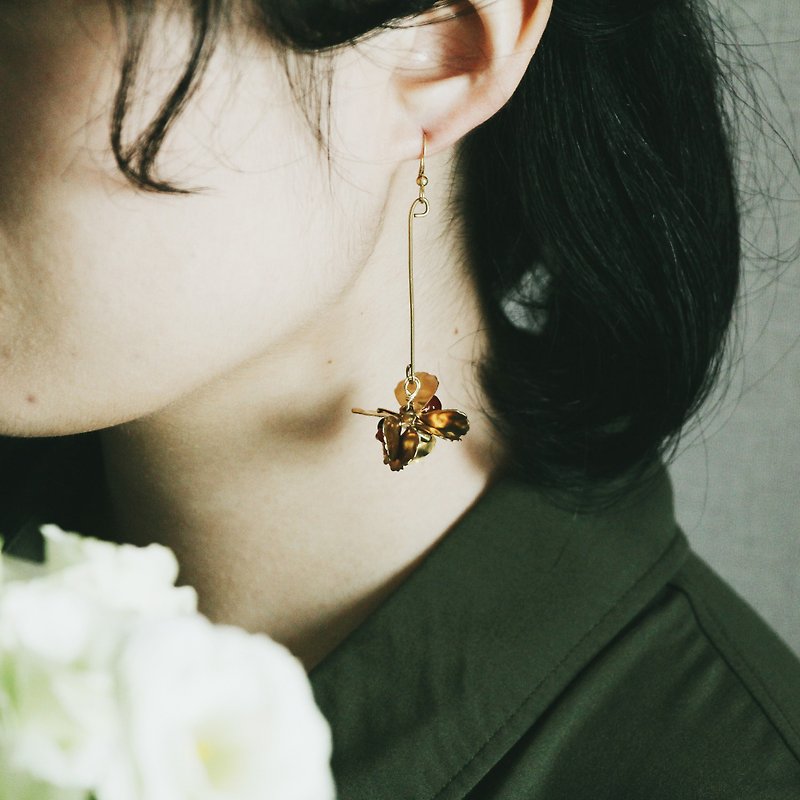 Febbi Hydrangea Pendant Brass Earrings - ต่างหู - โลหะ สีทอง