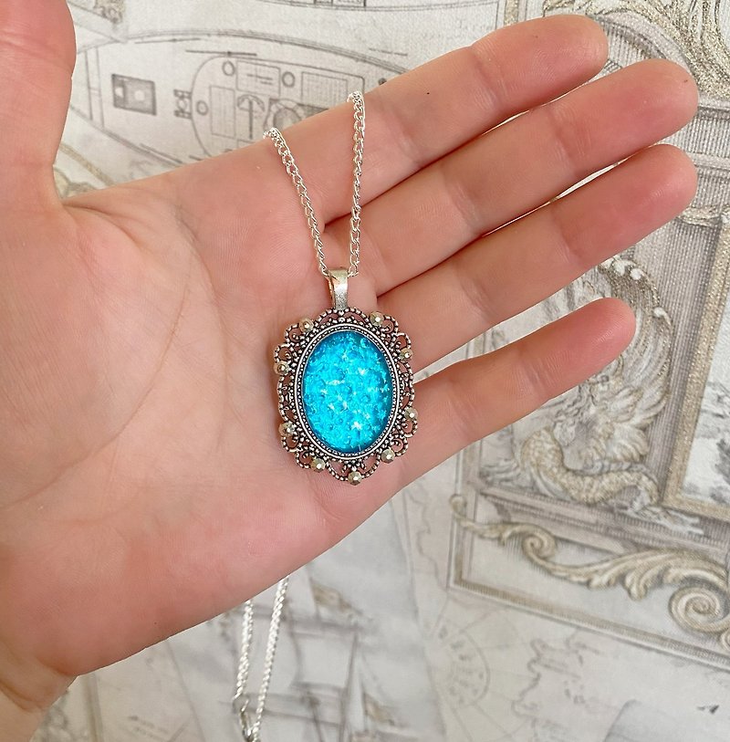 Bright, turquoise pendant on a handmade cord. - 耳環/耳夾 - 其他材質 