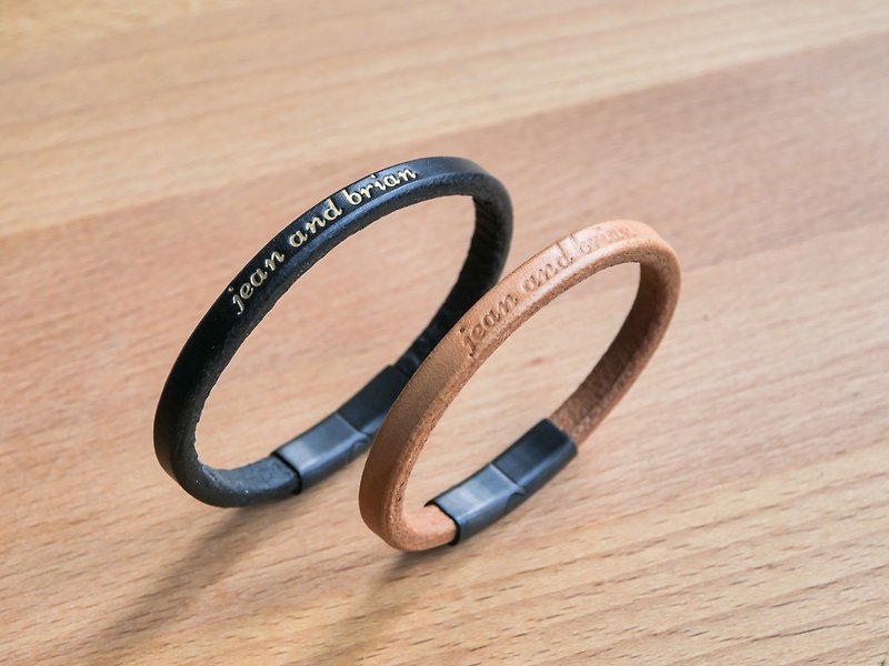 Customized Couple Leather Small Leather Bracelet (One) - Free Name Printing (Iron Gold/ Silver) - สร้อยข้อมือ - หนังแท้ สีดำ