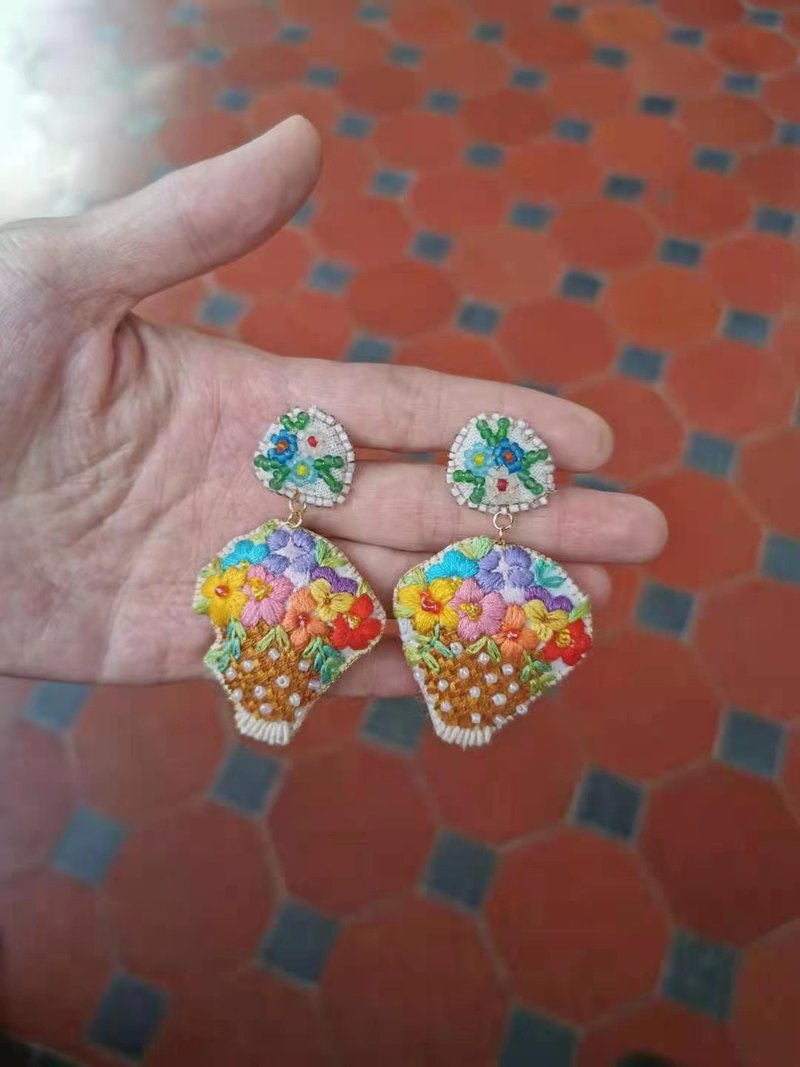 繽紛刺繡花籃耳環耳釘 - 耳環/耳夾/耳骨夾 - 繡線 咖啡色