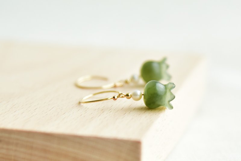 【Lily of the Valley】Natural Hetian Yulily of the Orchid Flower Pearl Fresh and Cute Earrings Earrings - ต่างหู - หยก สีเขียว